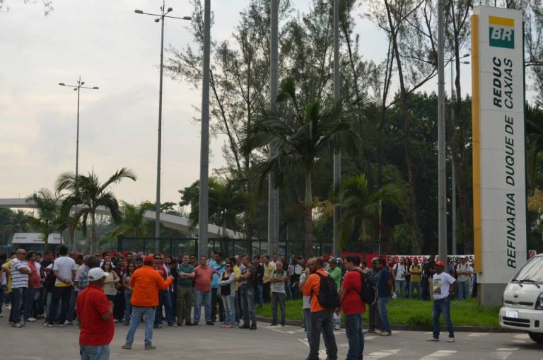 Trabalhadores da Petrobrás paralisam atividades em Duque de Caxias (RJ) contra o PL 4330, da terceirização