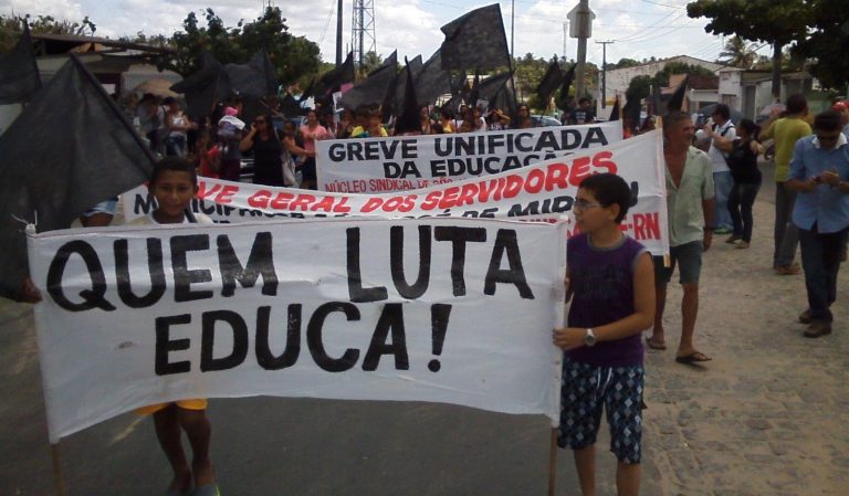 Trabalhadores em educação entram em greve contra a retirada de direitos