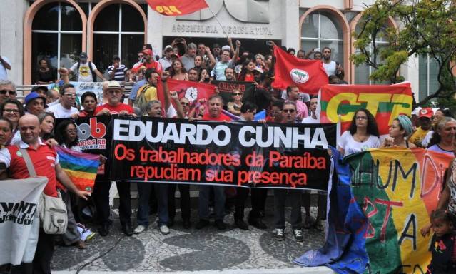 Protesto põe Eduardo Cunha para correr da Paraíba