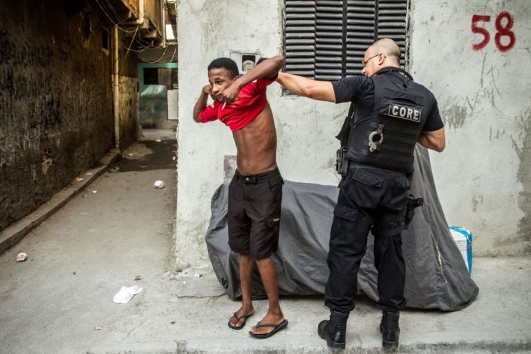Denúncia de violência policial na favela do Acari, no Rio de Janeiro