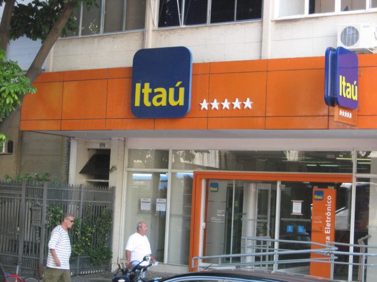 Banco Itaú obrigou funcionária a continuar trabalhando após sofrer aborto