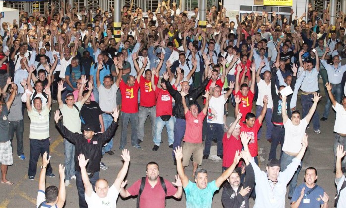 Trabalhadores da GM estão em greve contra demissões