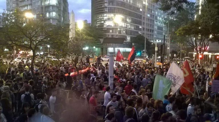 Polícia reprime atos contra aumento das passagens em Belo Horizonte