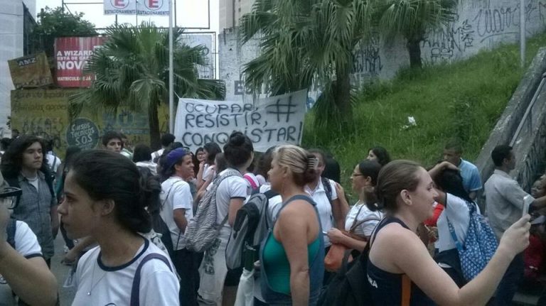 Estudantes de São Paulo ocupam escolas estaduais