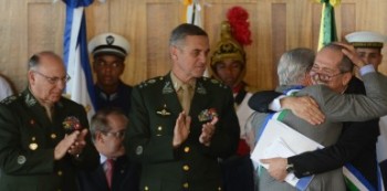 Aldo Rebelo é recebido com abraço pelo Estado Maior do exército