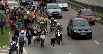 Estudantes trancam a Marginal Tietê contra o fechamento de escolas