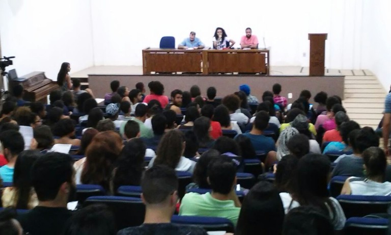 Debate sobre o impeachment na UFG reuniu mais de 200 pessoas