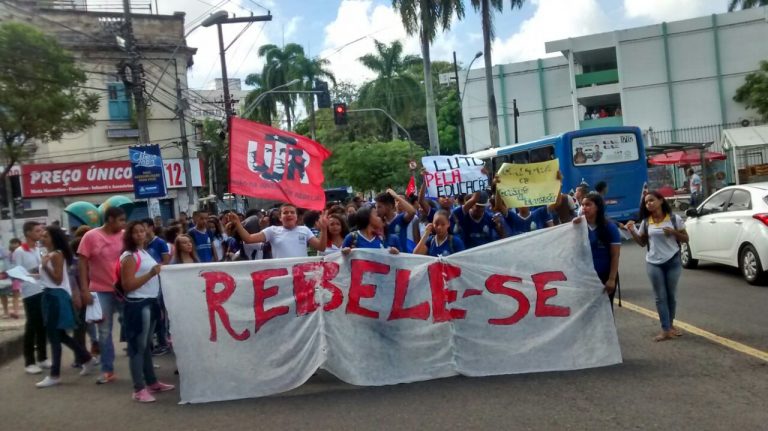 Estudantes de Salvador se rebelam em defesa da Educação