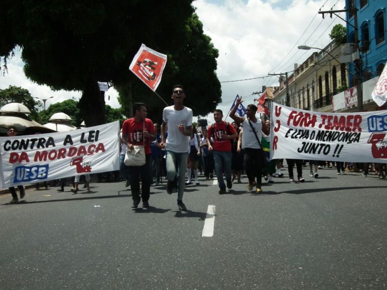 Manifestantes ocupam as ruas de Belém no Dia do Estudante
