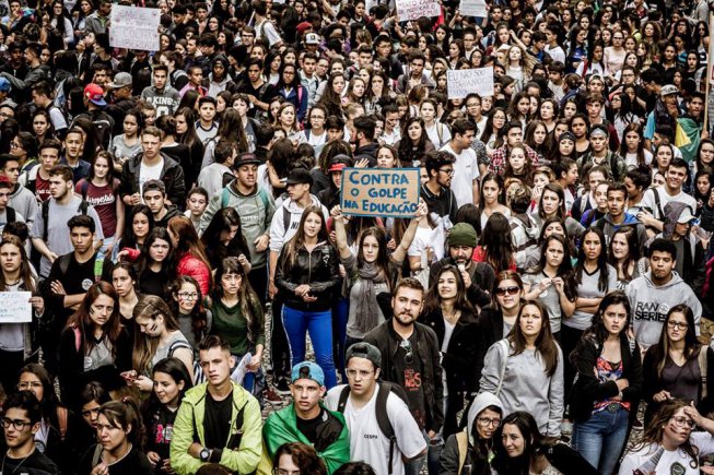 Estudantes ocupam escolas no Paraná contra reforma no ensino