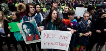 20jan2017---manifestantes-fazem-protesto-antes-da-posse-do-presidente-eleito-dos-eua-donald-trump-nesta-sexta-feira-20-em-washington-dc-1484930023300_615x300