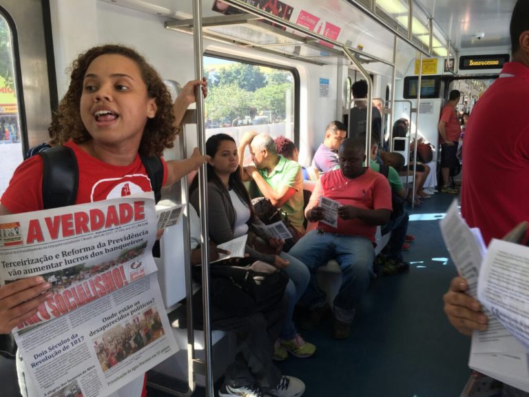 Brigadas de A Verdade fazem sucesso em trens no Rio