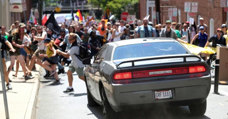 Neonazista atropela multidão e assassina manifestante antirracista em Charlottesville, nos EUA