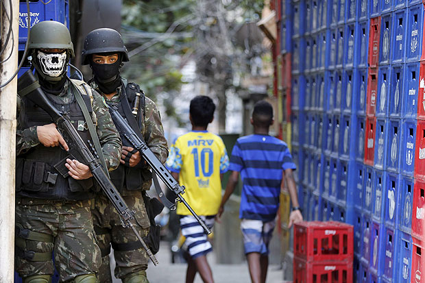 Temer decreta intervenção militar no Rio de Janeiro