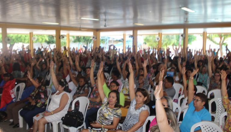 Trabalhadores em educação do Piauí aprovam greve geral