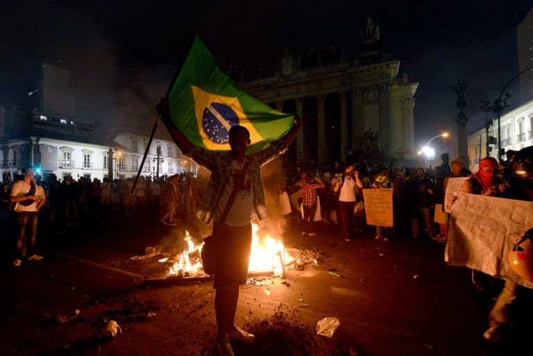 Justiça criminaliza protestos e condena militantes no Rio