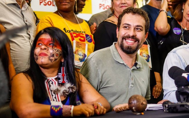 Guilherme Boulos faz saudação à militância da UP pela campanha de assinaturas