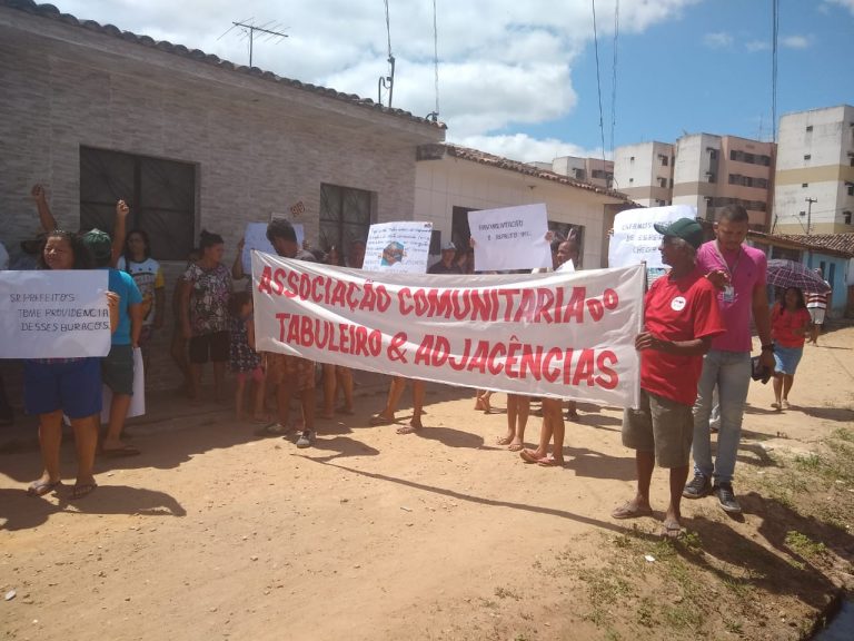 Maceió: Moradores do Tabuleiro dos Martins protestam por saneamento básico