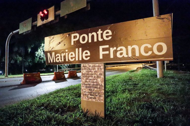 Mulheres batizam ponte no DF com o nome de Marielle Franco