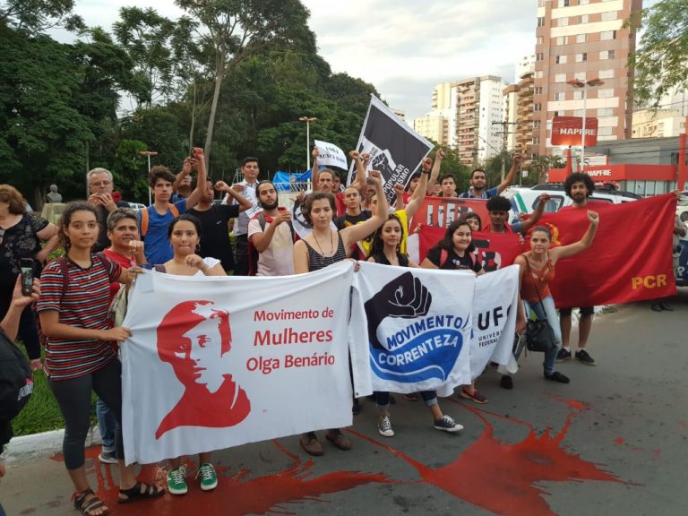 Em Goiás, manifestantes gritam “Ditadura nunca mais!”