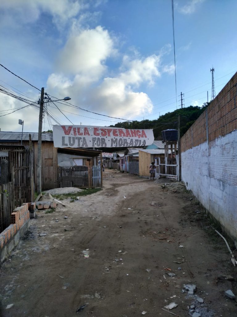 Ocupação em Florianópolis tem casas demolidas pela PM