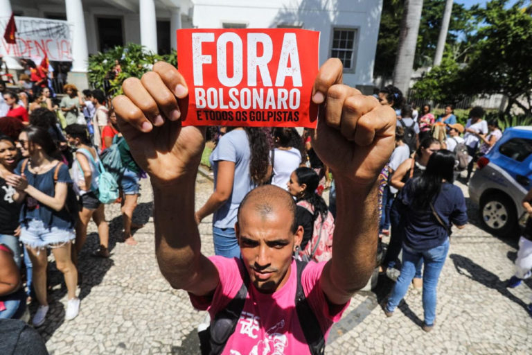 ﻿Devemos lutar para derrubar Bolsonaro?