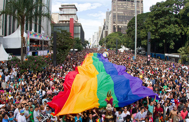 Desenvolver a luta LGBTIA+ o ano inteiro