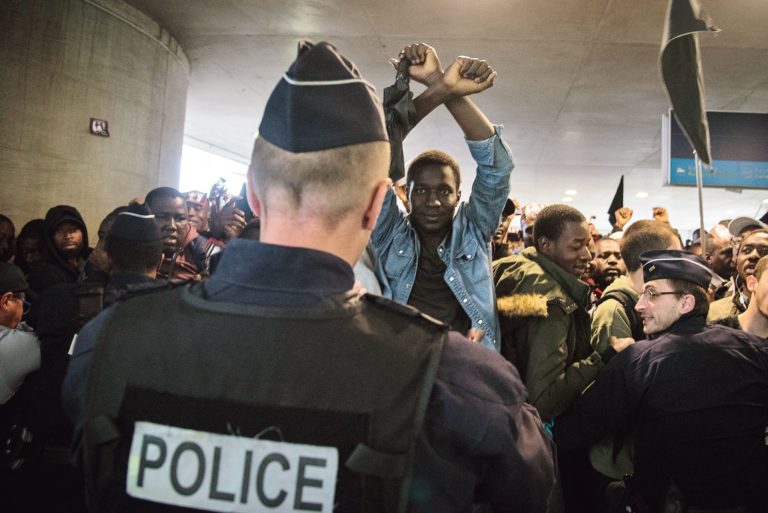 Coletes Negros ocupam o Panteão e a questão migratória volta ao debate na França
