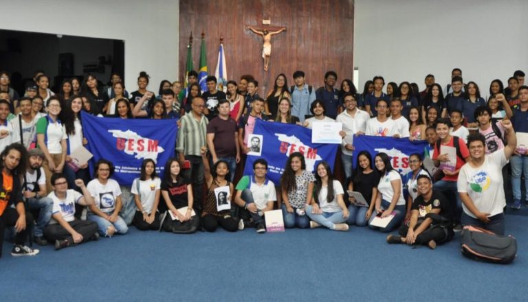 Secundaristas de Fortaleza prestam homenagem aos 15 anos da entidade estudantil da região