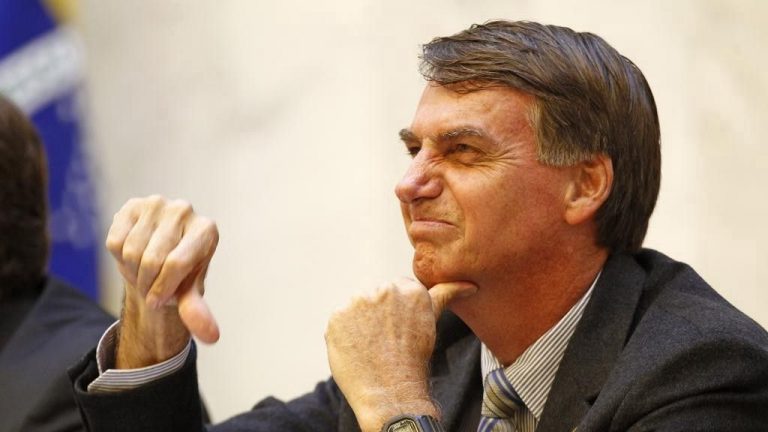 Rejeição de Bolsonaro dispara, quase 54% dos brasileiros reprovam desempenho