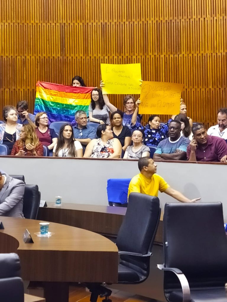 Pressão popular adia votação de projeto de lei LGBTfóbico