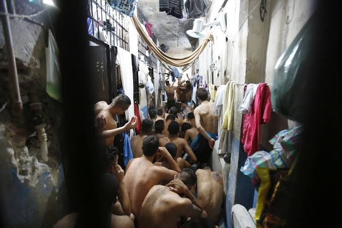 800 mil pessoas estão presas no Brasil
