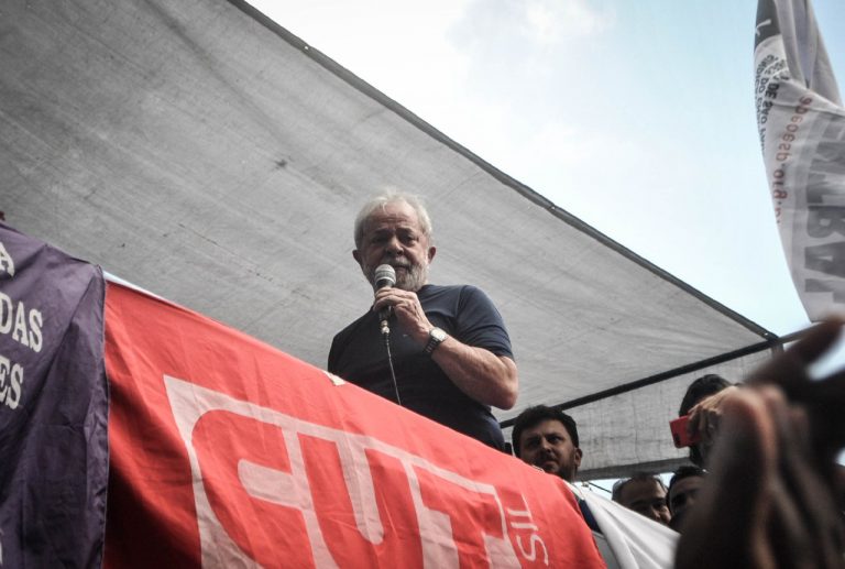 Após 580 dias de prisão política, Lula é solto