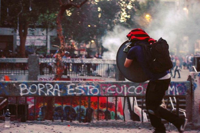 Fotógrafa  que cobria manifestações no Chile  é assassinada em Santiago