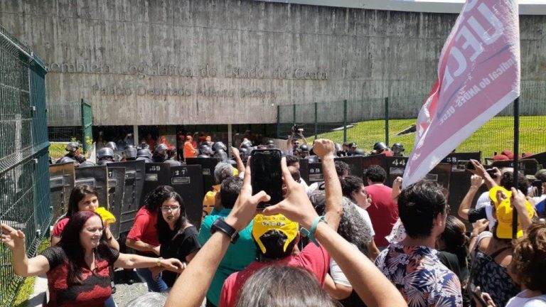 Governo petista de Camilo Santana aprova Reforma da Previdência no estado do Ceará