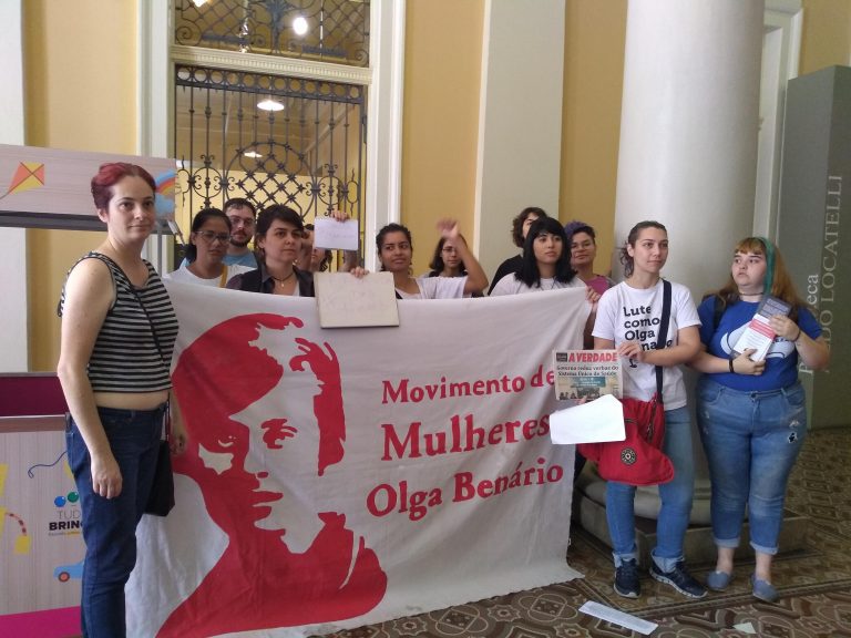 Movimento de Mulheres ocupa Paço Municipal em Porto Alegre