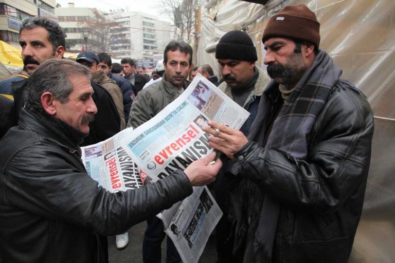 Trabalhadores turcos reagem a censura à liberdade de imprensa