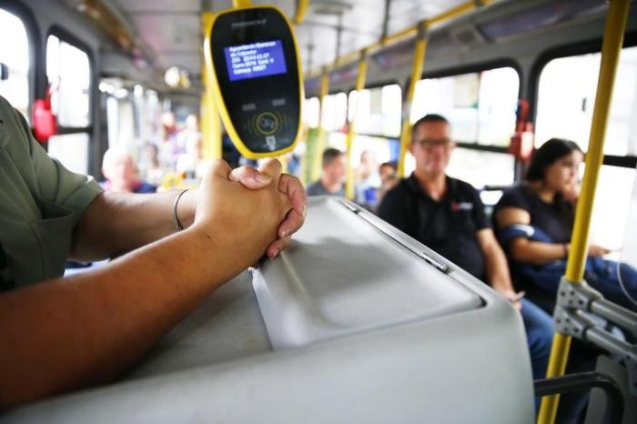 Prefeitura de Porto Alegre quer acabar com cobradores de ônibus