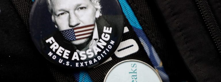 Centenas de manifestantes marcham em Londres contra extradição de Assange para os EUA