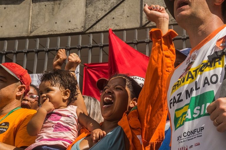 Petroleiros seguem em greve contra a venda da Petrobras