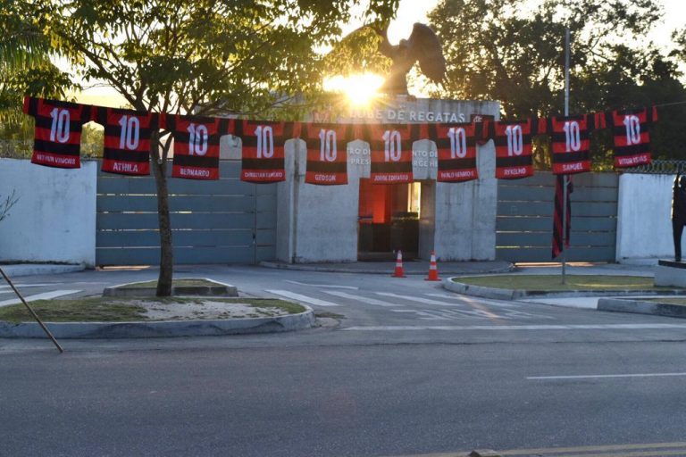 Um ano do Ninho do Urubu: meninos ficarão na memória da torcida, mas Flamengo ignora famílias em nome do lucro