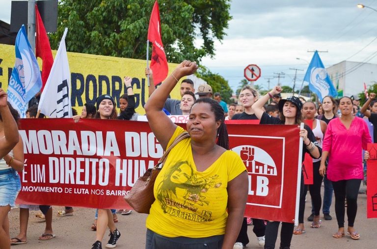 Famílias protestam contra despejo em Aparecida de Goiânia