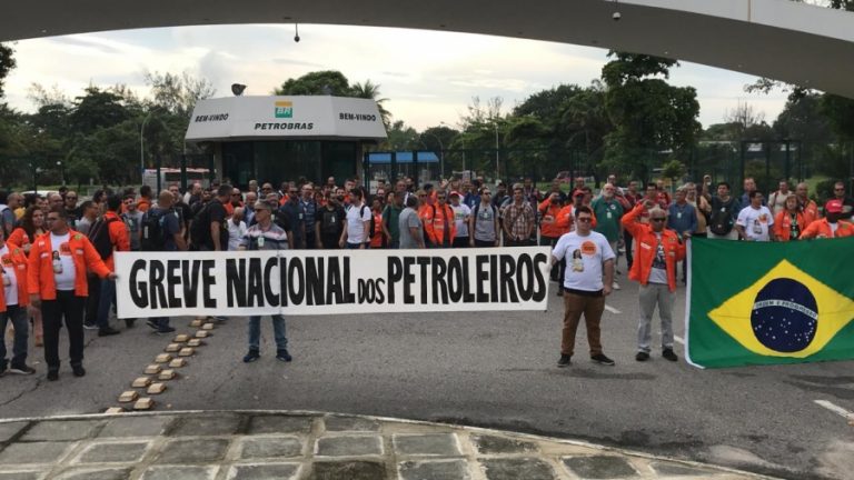 Petroleiros(as) entram em greve por tempo indeterminado
