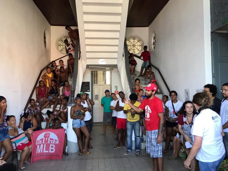 Famílias despejadas se mantêm unidas em Salvador