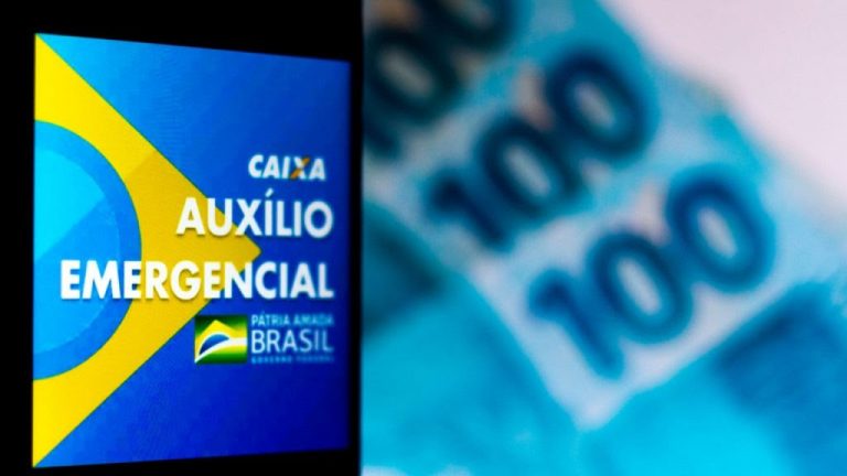 Agonia e desespero: relatos de trabalhadores esperando o auxílio que nunca chega