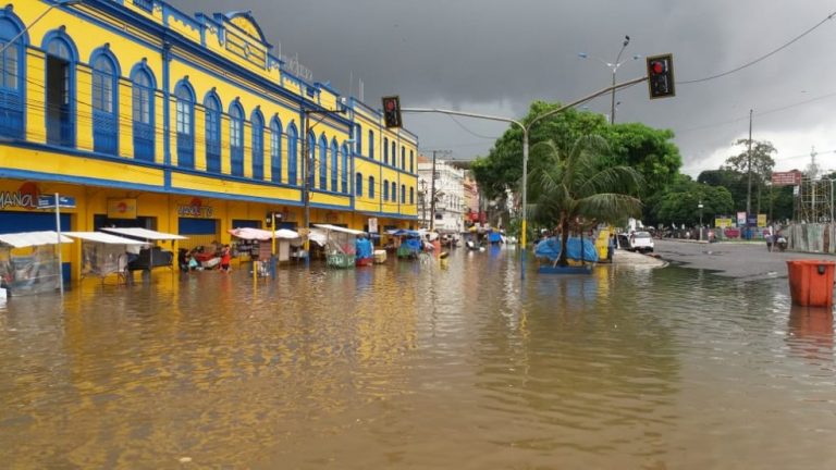 Belém sofre com alagamentos e falta de saneamento básico