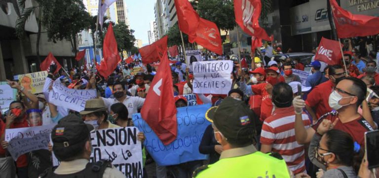 No Equador e no Chile, protestos tomam as ruas contra a crise e o desemprego