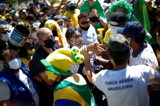 Apoiadores de Bolsonaro agridem imprensa em Brasília