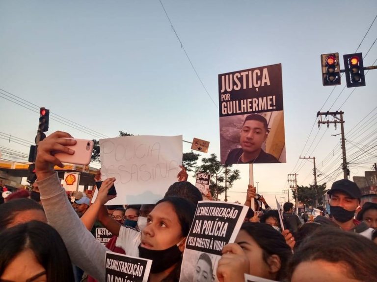 Periferias de São Paulo protestam contra o assassinato de mais um jovem pela Polícia Militar