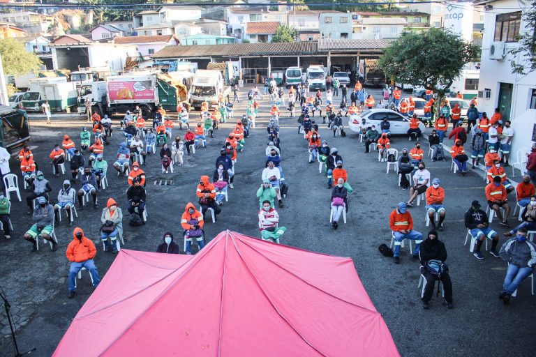 Trabalhadores da limpeza urbana de Florianópolis fazem greve histórica